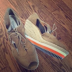 Great spring/summer shoe.